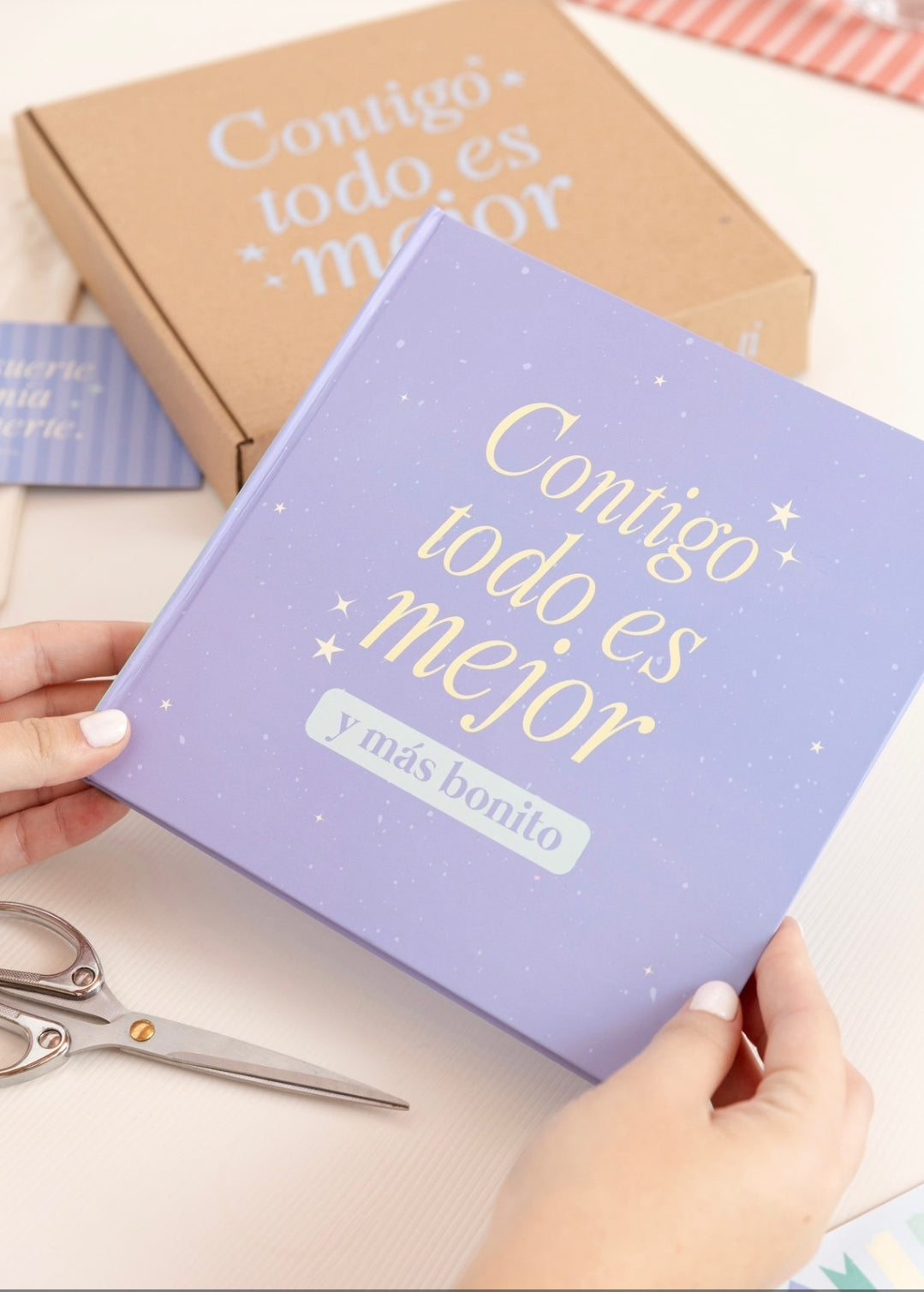 Libro Álbum “Contigo Todo es Mejor” – Regalo Personalizable con Fotos y Recuerdos