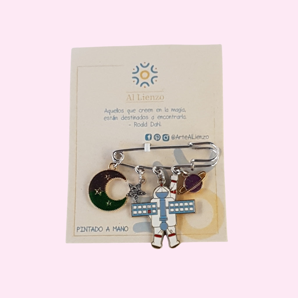 Broche con Dijes